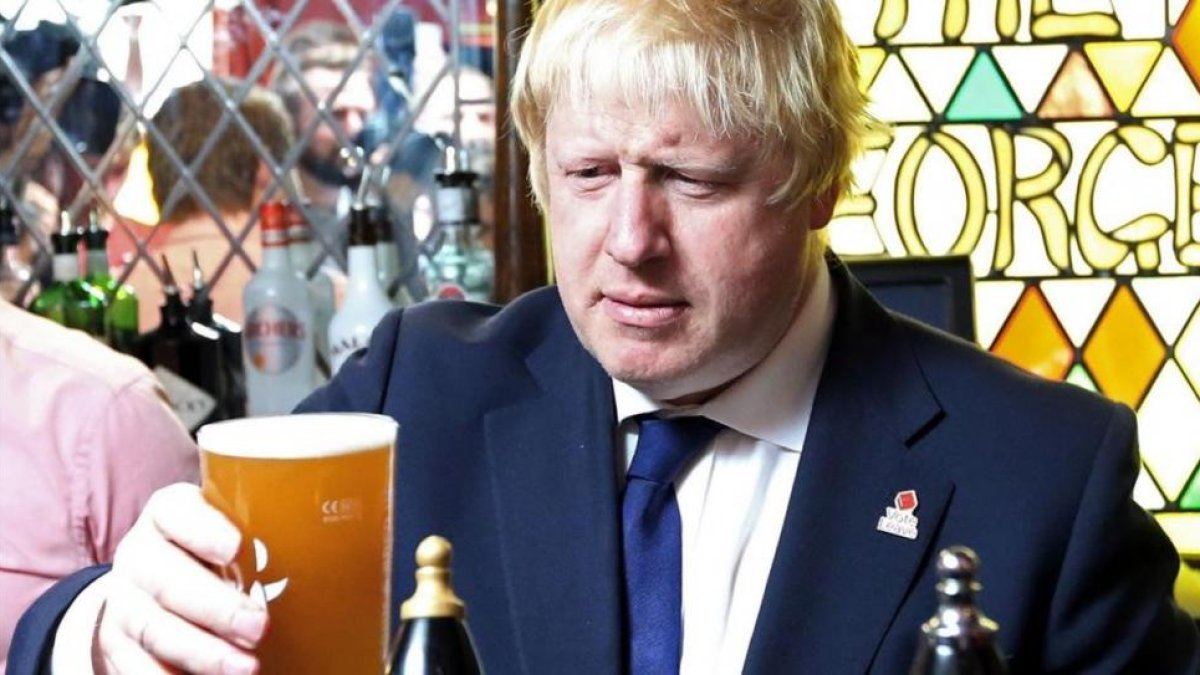 El exalcalde de Londres, Boris Johnson y principal personalidad de la campaña por la salida de Reino Unido de la Unión Europea en Piercebridge este miércoles.-AFP / SCOTT HEPPELL