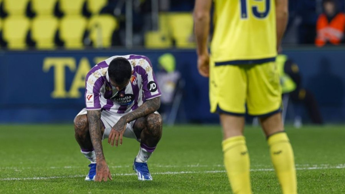 Kenedy, en cuclillas y cabizbajo.