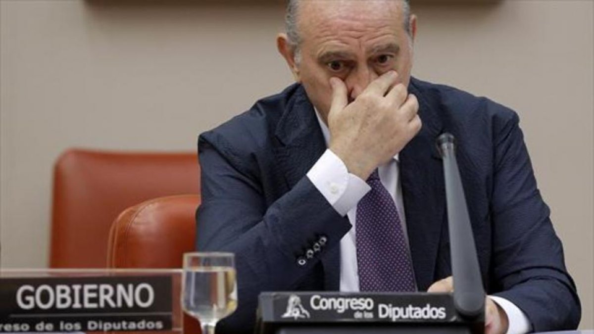 El ministro del Interior en funciones, Jorge Fernández Díaz, en una comparecencia en el Congreso en 2015.-JOSÉ LUIS ROCA