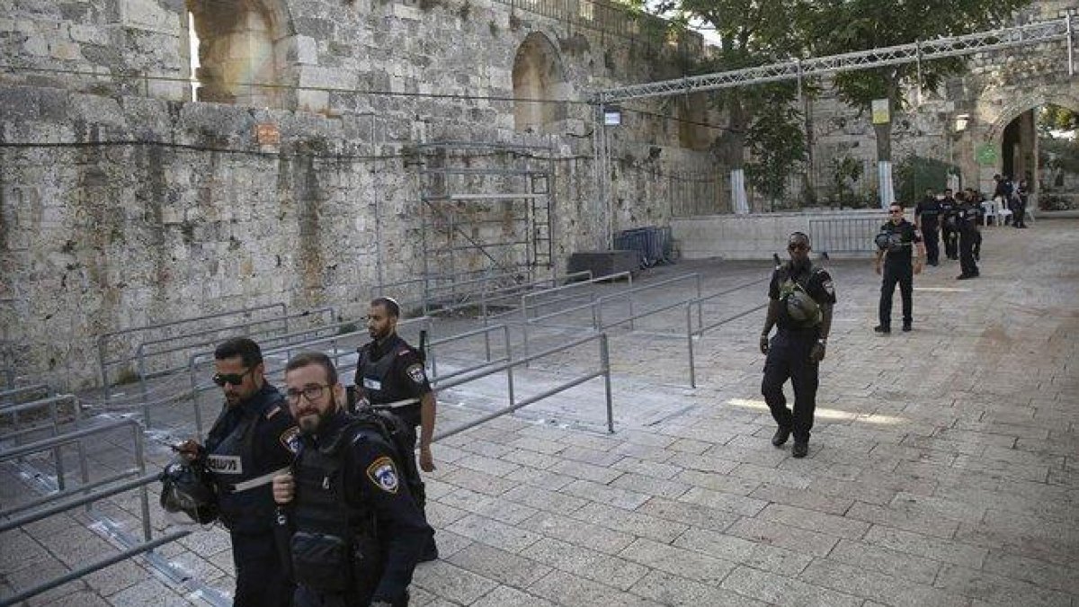 Policías israelís patrullas en Jerusalén.-AP (ODED BALILTY)