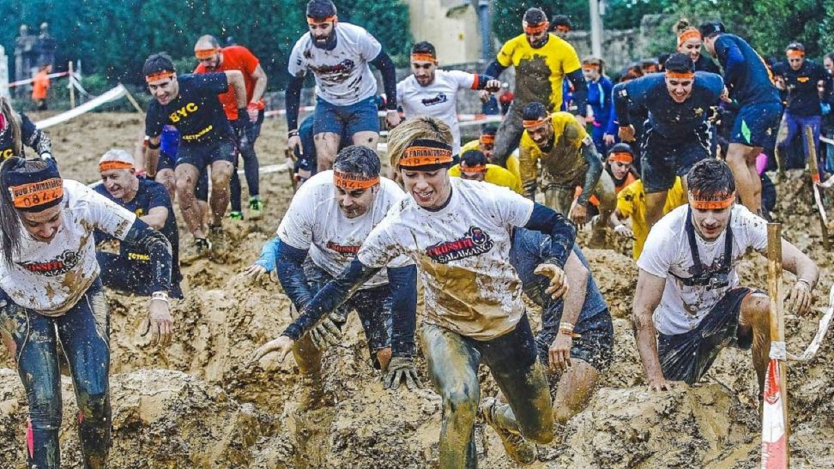 Los participantes tendrán que realizar parte del recorrido sobre piscinas de barro-Arte deportivo