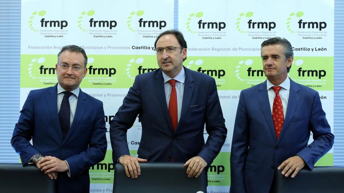 Alfonso Polanco preside la Comisión Ejecutiva de la Federación Regional de Municipios y Provincias (FRMP) junto a Fernando Salguero y Valentín Cisneros.-ICAL