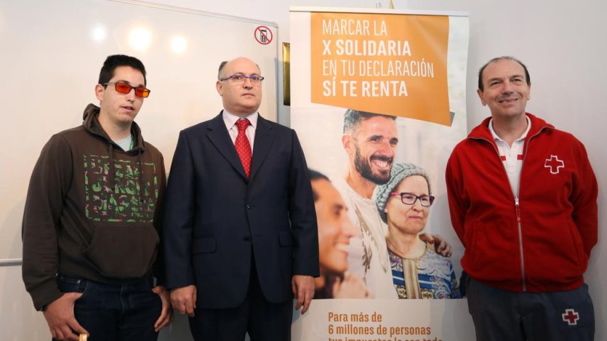 El director de Coceder, Juan Manuel Polentinos, el usuario del programa de Ciudadanía Activa de Plena Inclusión Castilla y León Iván Díez, y el voluntario de Cruz Roja Eduardo Sánchez, durante la presentación de la campaña 'X Solidaria'-ICAL
