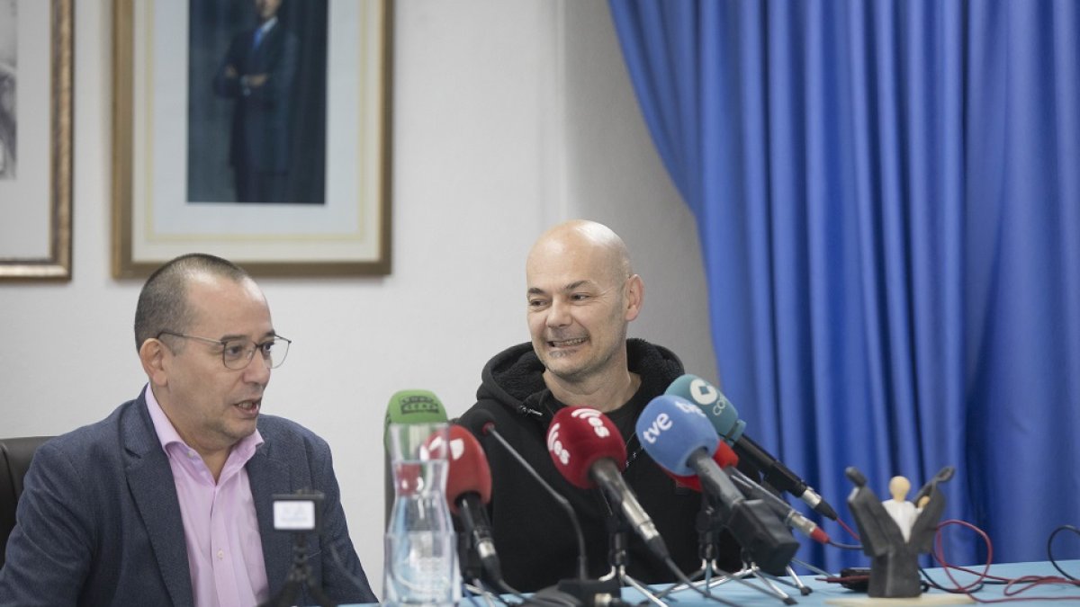 Elpresidente de Ajupareva y Jesús Cifuentes, ayer, durante la presentación del concierto soldario. - ICAL
