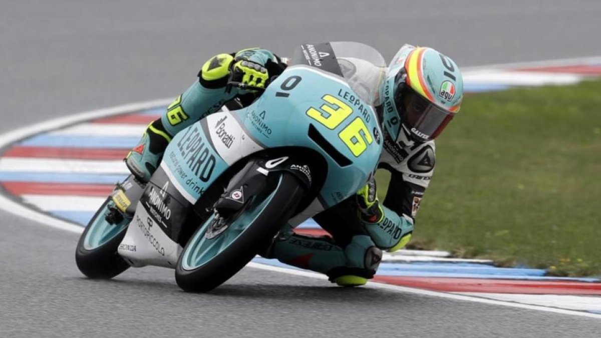 Joan Mir (Honda), en su última vuelta triunfal de hoy en Brno-AP / PETR DAVID JOSEK