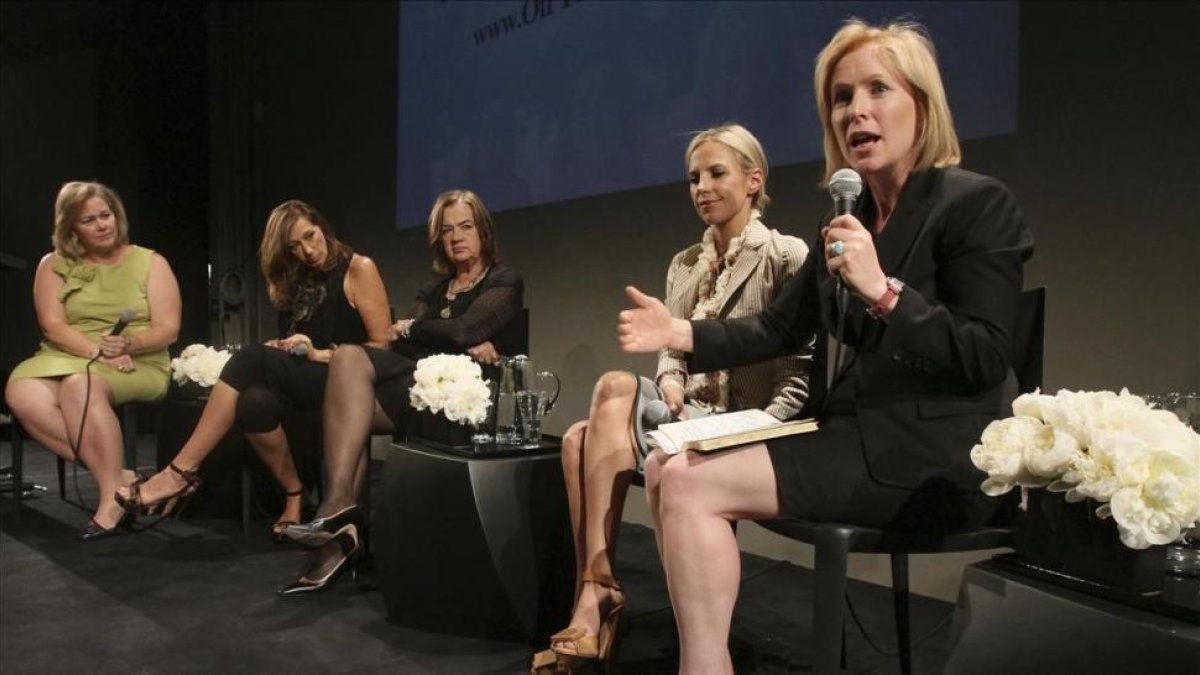 La senadora Kirsten Gillibrand (derecha) habla en un acto en favor de las mujeres, en junio del 2011.-AP / TINA FINEBERG