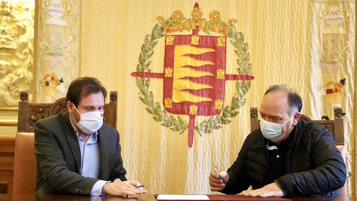 Firma del convenio entre el Ayuntamiento de Valladolid y la Asociación Provincial de Industriales Feriantes. A continuación el alcalde de la ciudad, Óscar Puente, explicará los acuerdos de la Junta de Gobierno. - ICAL