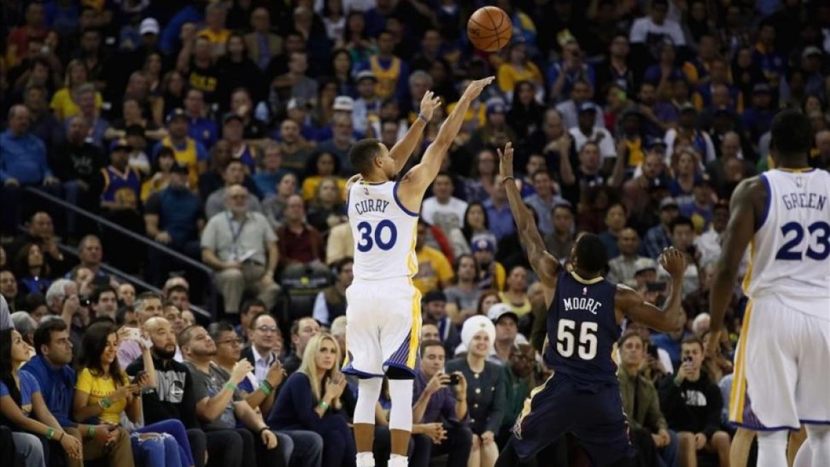 Curry lanza un triple en el partido ante New Orleans donde estableció un nuevo récord.-EZRA SHAW / AFP