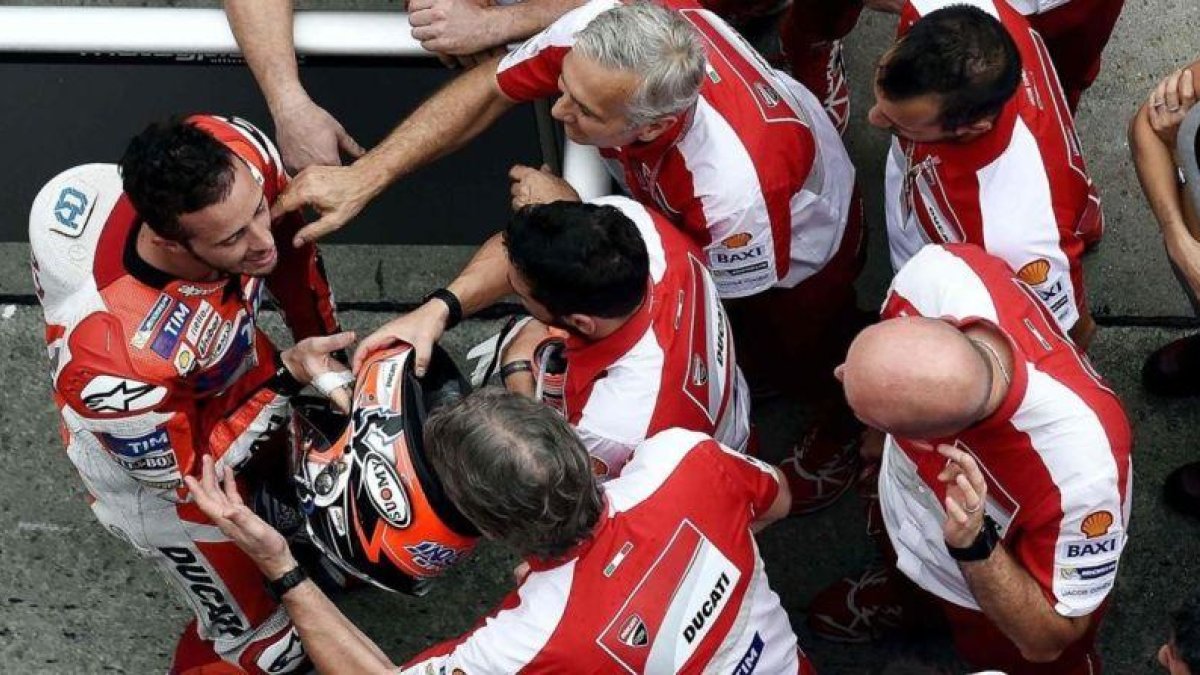 Toda Ducati ha felicitado hoy a Andrea Dovizioso por su 'pole' en el corralito de Sepang.-AFP / MANAN VATSYAYANA