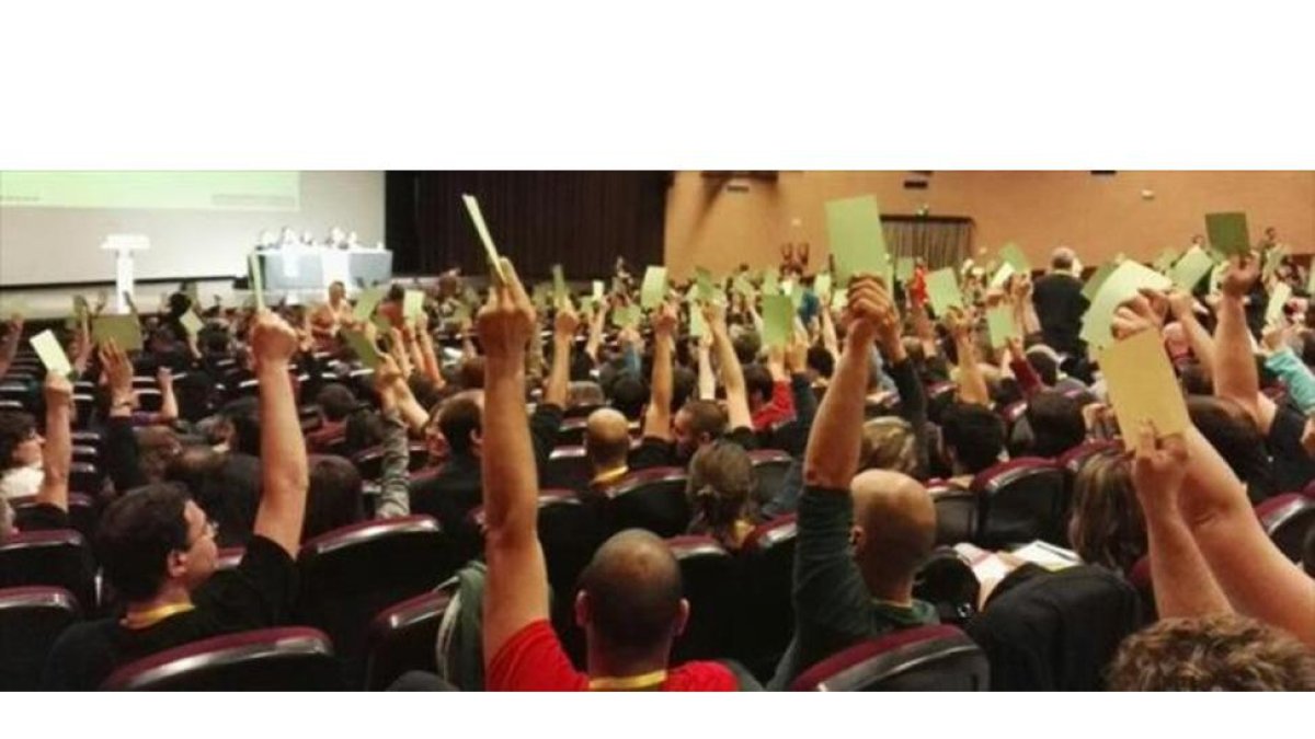 Participantes en la asamblea de la CUP del pasado domingo en Esparreguera, en el momento de votar.-