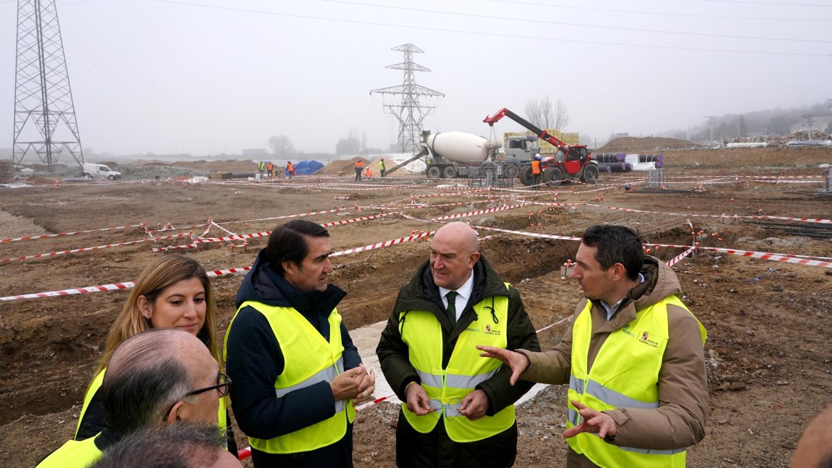 Juan Carlos Suárez-Quiñones y Jesús Julio Carnero visitan las obras de la rede de calor en Valladolid.-ICAL.