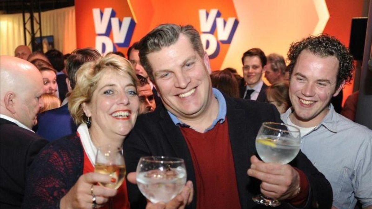 Miembros del equipo de Rutte celebran su victoria en las elecciones.-AP / PATRICK POST