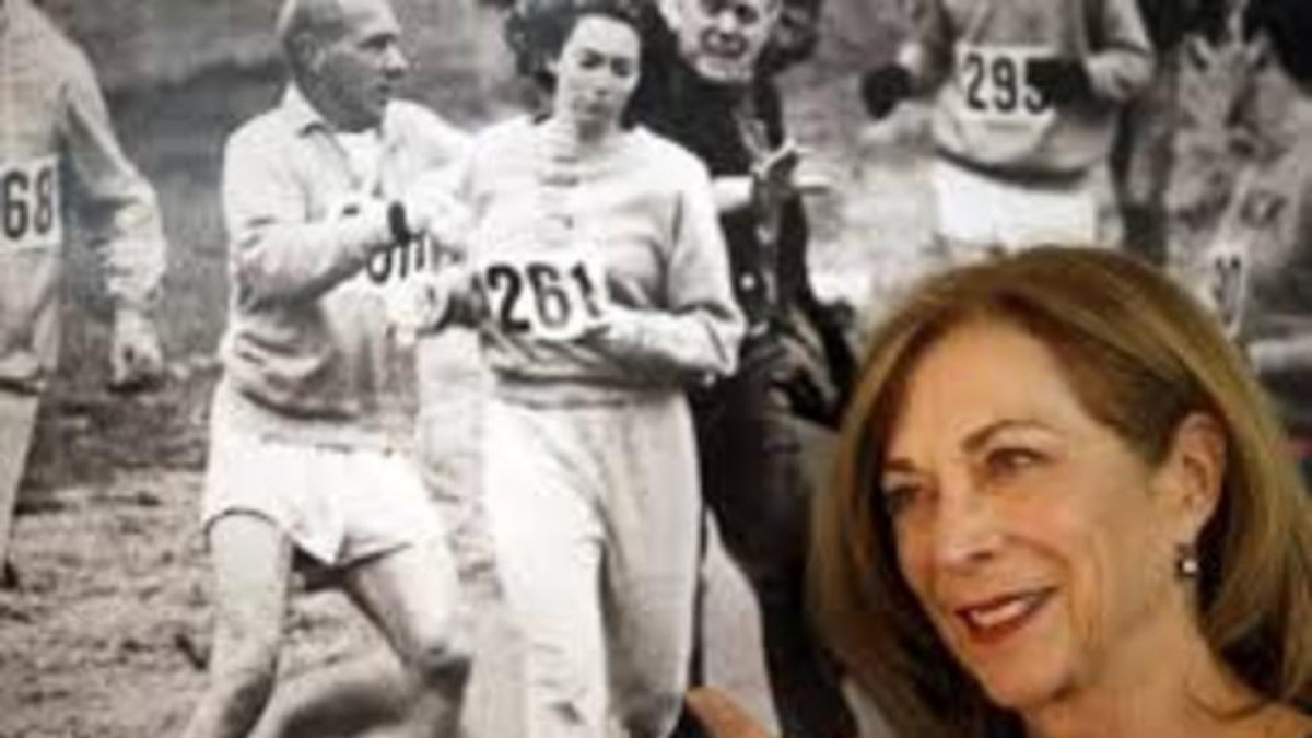 Kathy Switzer, delante de una foto de su incidente de 1967.-