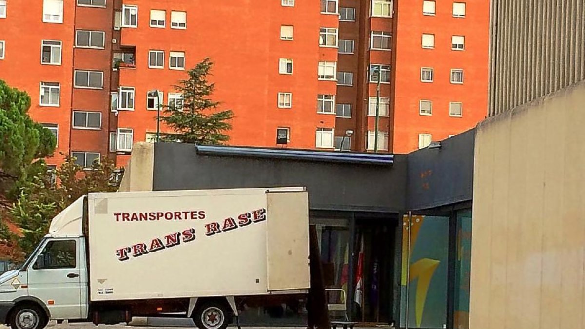 Un camión de trasnportes cargando en la puerta de las oficinas del Club de Empresa y Deporte del CBValladolid.-EL MUNDO
