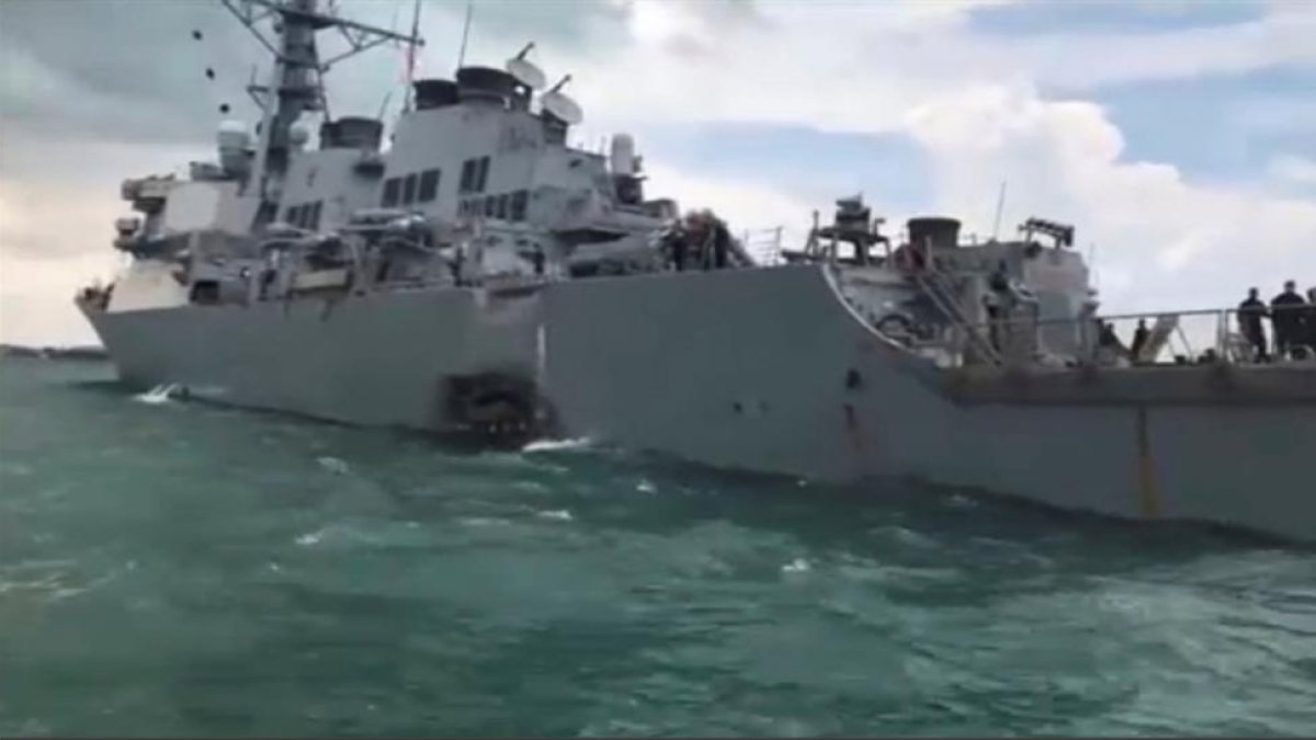 El USS John S. McCain, en una imagen posterior al choque con el petrolero.-REUTERS