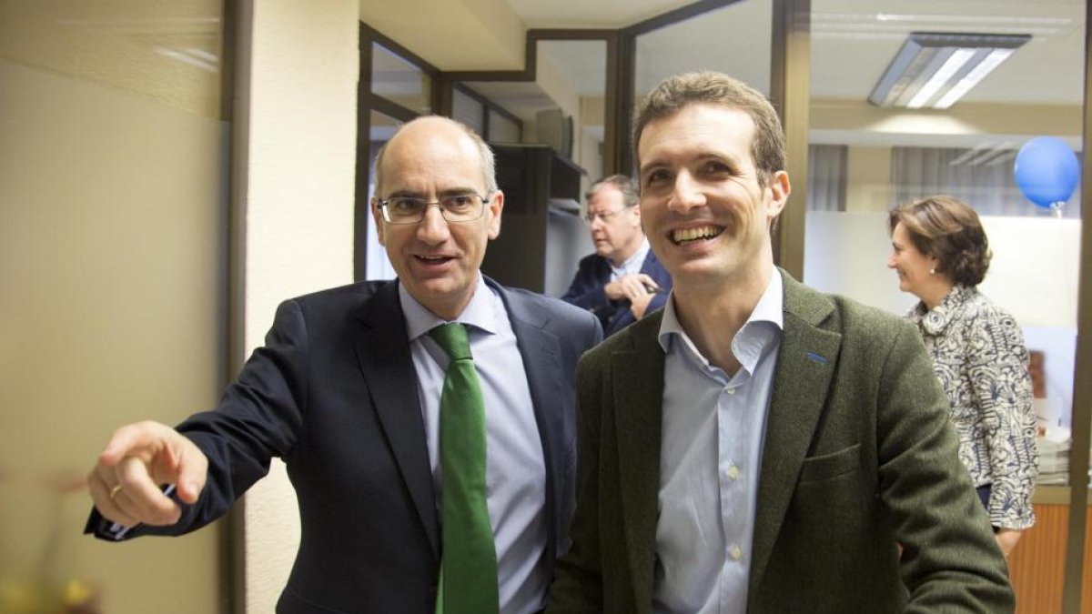 El vicesecretario de Comunicación del Partido Popular, Pablo Casado, preside la Junta Directiva del PP de Salamanca. En la imagen junto a Javier Iglesias, presidente provincial del PP-Ical