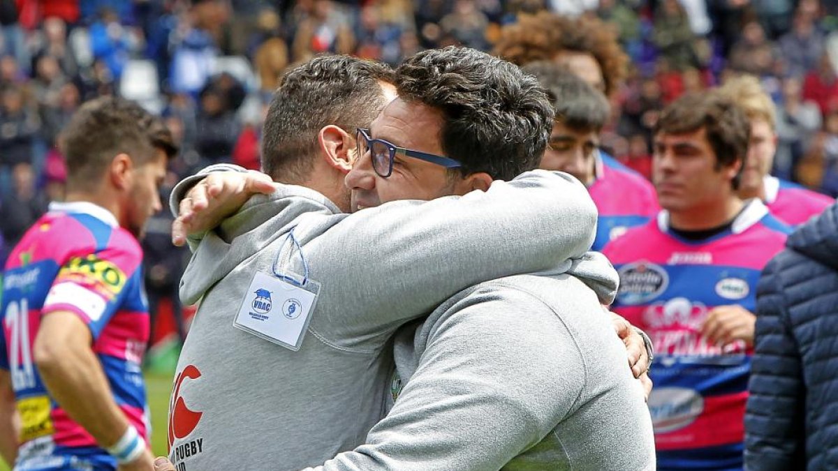 El técnico Juan Carlos Pérez se abrazan con Manu Serrano, baja por lesión, a la conclusión del encuentro.-J. M. LOSTAU