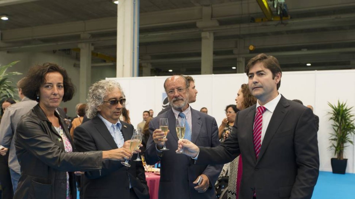 El presidente de la empresa Extrusiones Metalicas, Luis Marco Sirvent (2I), brinda con Mercedes Cantalapiedra (I), Javier Leon de la Riva (2D), alcalde de Valladolid y Jesus García (D), director general de Extrusiones Metalicas-Ical