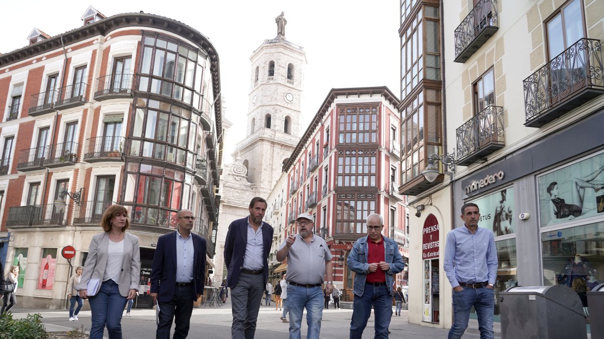 El alcalde de Valladolid, Óscar Puente, visita las obras de reurbanización de calle Catedral con el concejal de Movilidad y Espacio Urbano, Luis Vélez. - ICAL