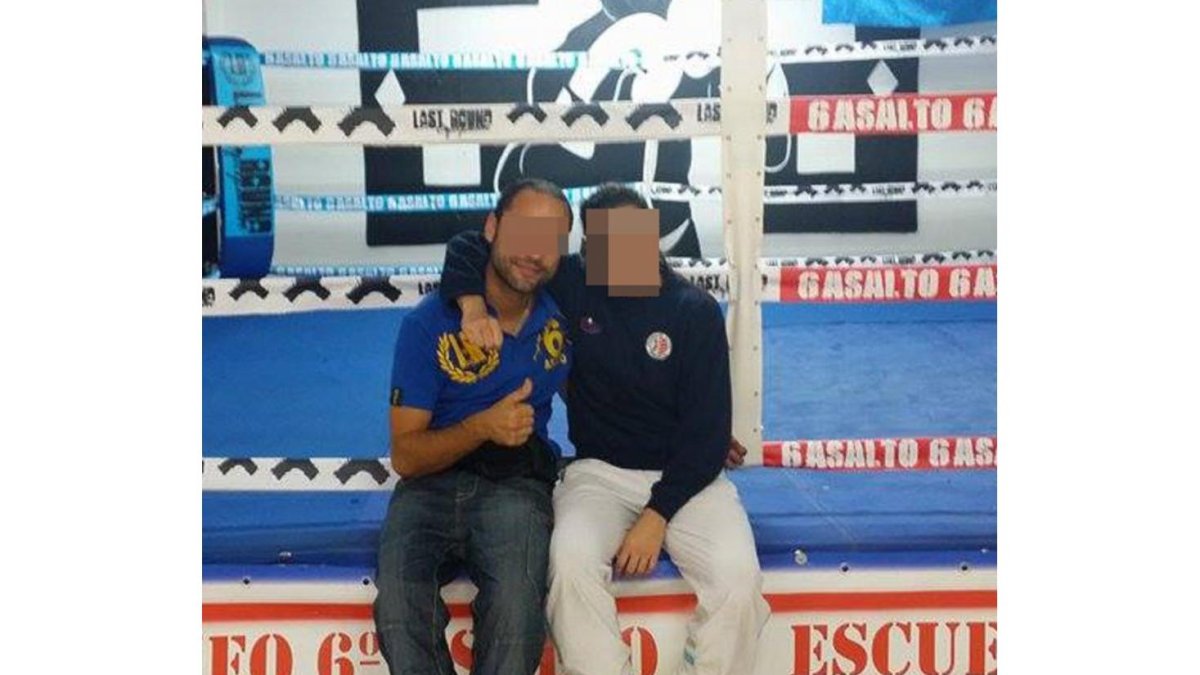 El entrenador investigado por presuntos abusos sexuales, junto a una púgil.-EM