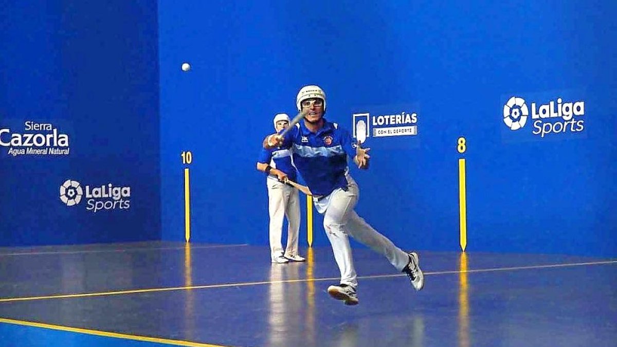 Carlos Baeza se dispone a devolver una pelota en la final disputada e el frontón de Íscar.-E. M.