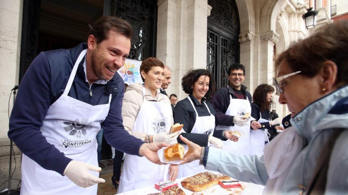 El alcalde Óscar Puente y concejales participan en el reparto del tradicional dulce de la Corona de San Pedro, organizada por la Asociación Provincial de Empresarios de Confitería de Valladolid y Fecosva.-ICAL