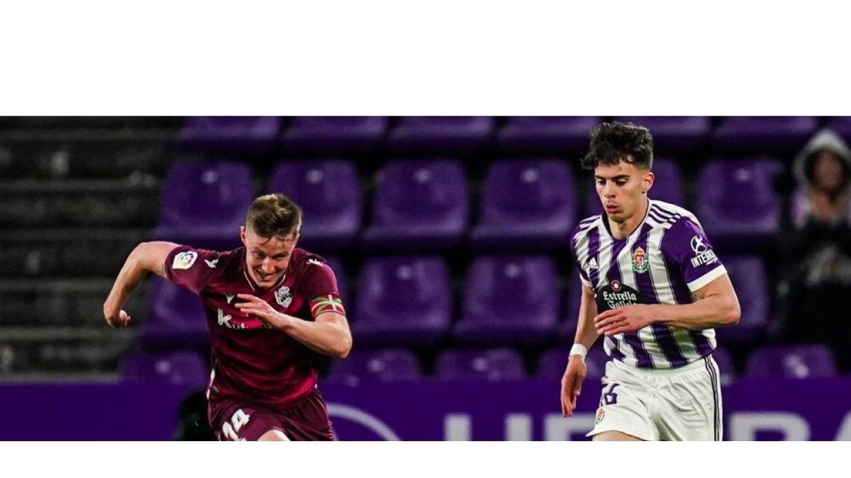 Aguado se marcha de un rival en el duelo ante el Sanse. / RV. A. PUENTE