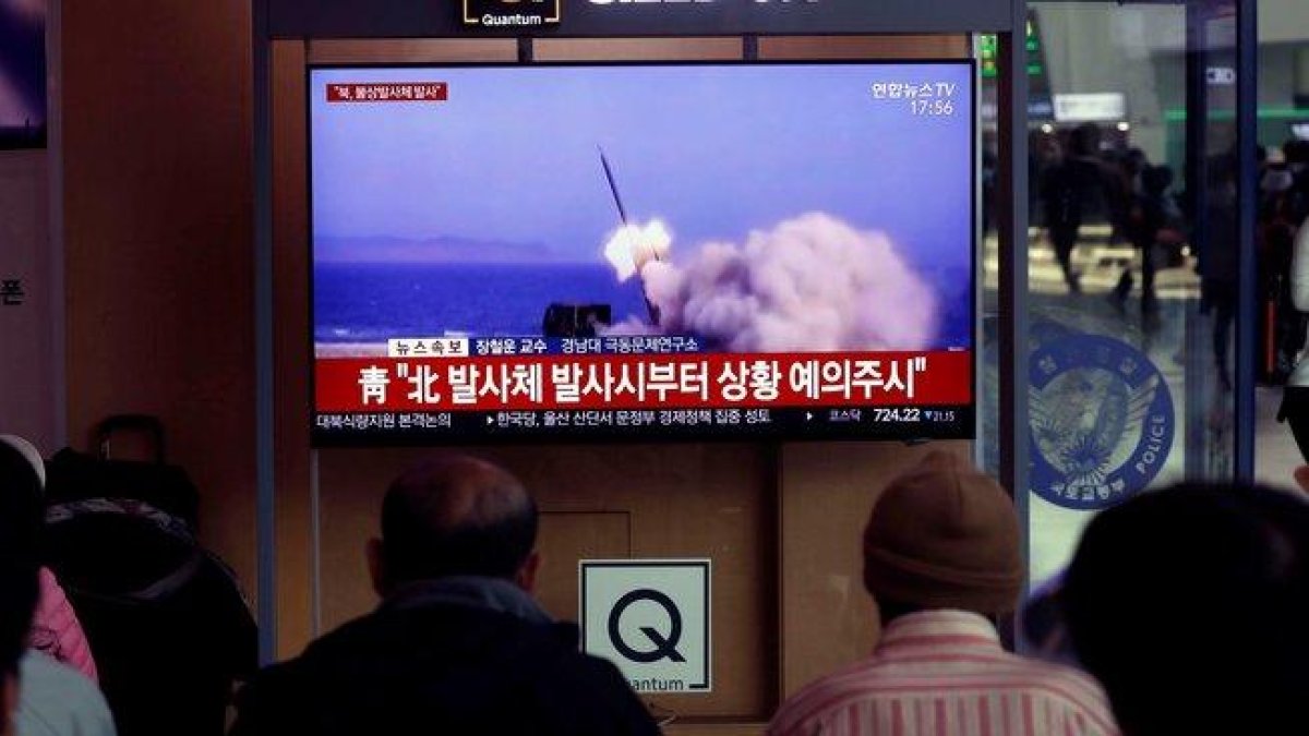 Transmisión del lanzamiento de una serie de proyectiles no identificados desde Corea del Norte.-EPA