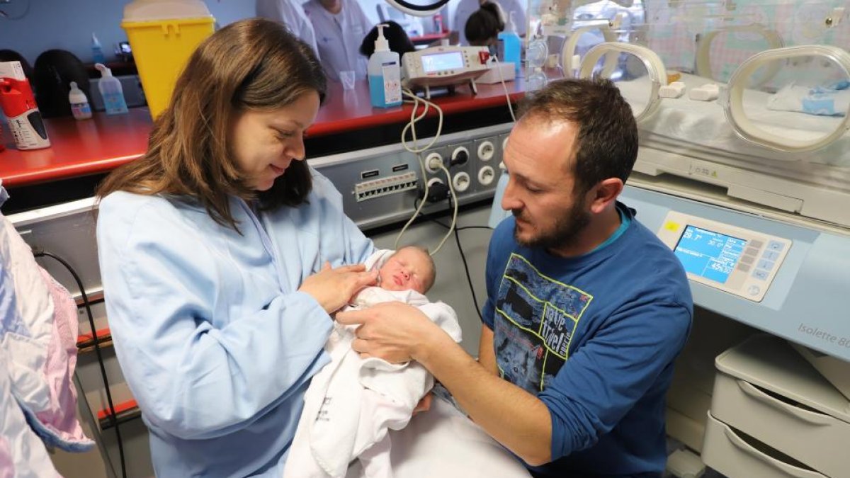 Aura junto a sus padres Angélica y Óscar.-ICAL