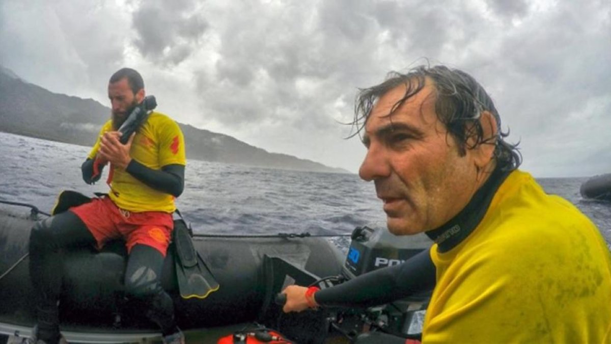 Òscar Camps, en primer plano, en la zona de las islas griegas.-