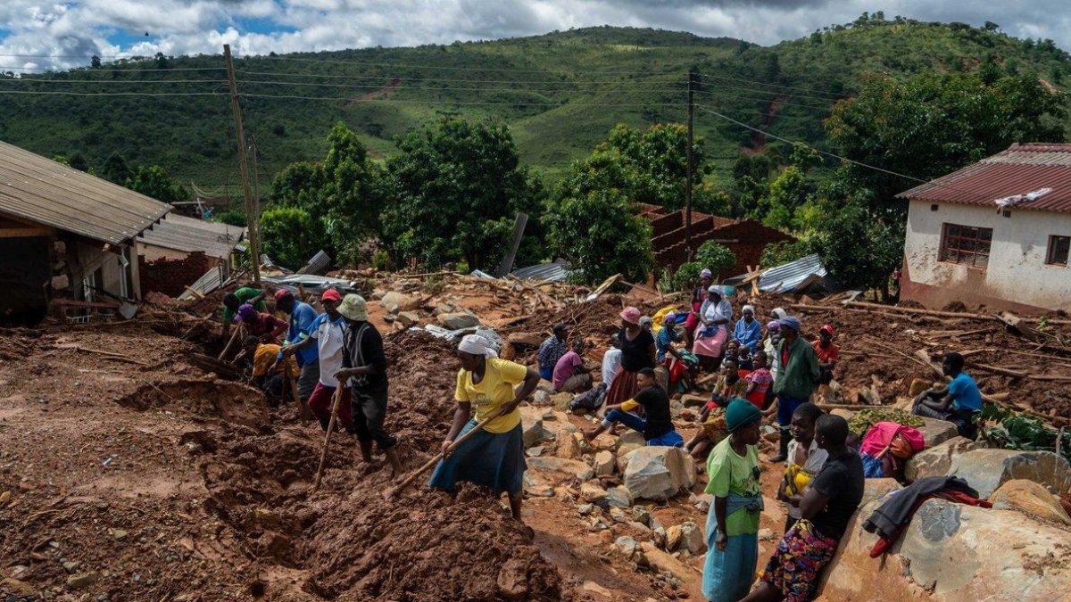 Habitantes de Mozambique realizan labores de rescate tras en paso del ciclón Idai.-AFP