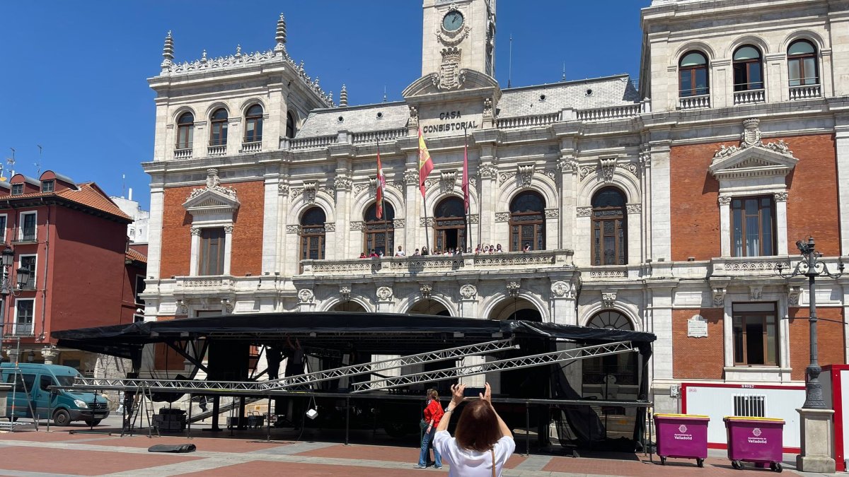 Montaje del escenario de las fiestas de San Pedro Regalado en la plaza Mayor de Valladolid. E. M.