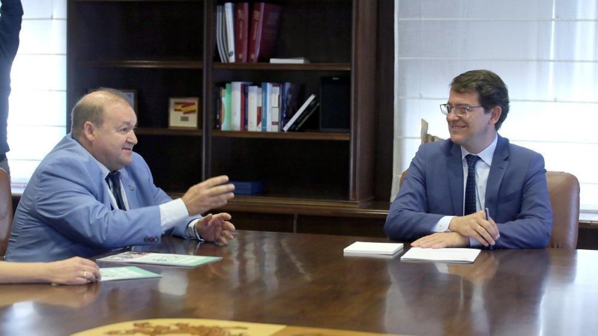 El presidente de la Junta de Castilla y León, Alfonso Fernández Mañueco, se reúne con el presidente de la Unión Autonómica de la Central Sindical Independiente y de Funcionarios de Castilla y León (CSIF), Carlos Hernando Redondo-ICAL
