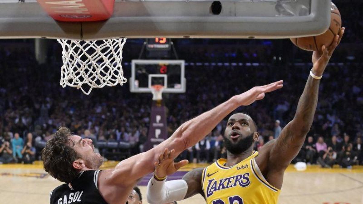 Pau Gasol, ante Lebron James.-AP