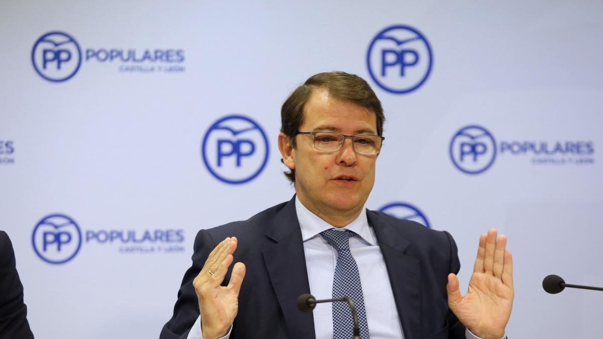 Alfonso Fernández Mañueco, durante su reunión con los coordinadores de su partido.-ICAL