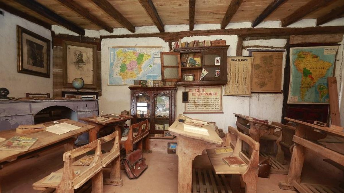 Un aula a la antigua usanza con los pupitres de madera y todos los detalles de una escuela de época.-RAÚL OCHOA