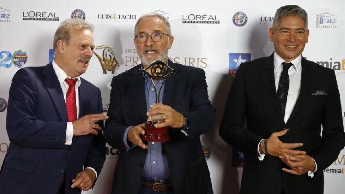 Xavier Sardà, con el Premio Iris, junto a Manuel Campo Vidal y Boris Izaguirre.-EFE / J. P. GANDUL
