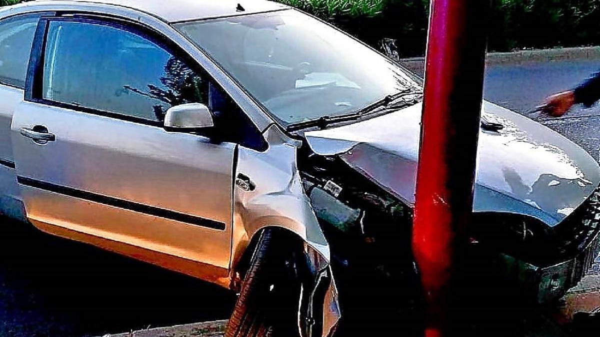 El coche que colisionó con una farola, cuyo conductor dio positivo en un control de alcoholemia.-EL MUNDO