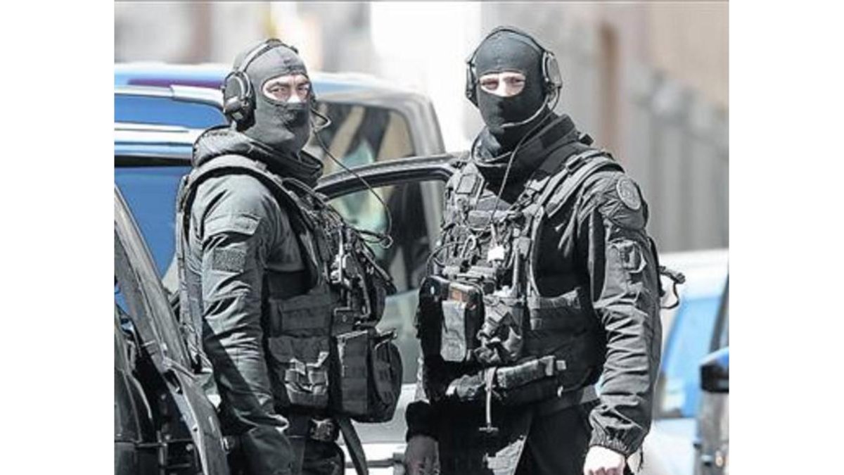 Dos soldados, durante el operativo de ayer en Marsella.-AP / CLAUDE PARIS