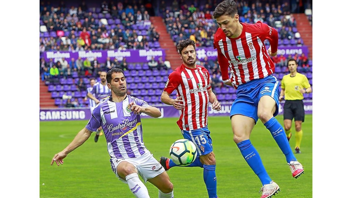 Moyano intenta llevarse el balón en un partido de la pasada temporada.-J.M. LOSTAU