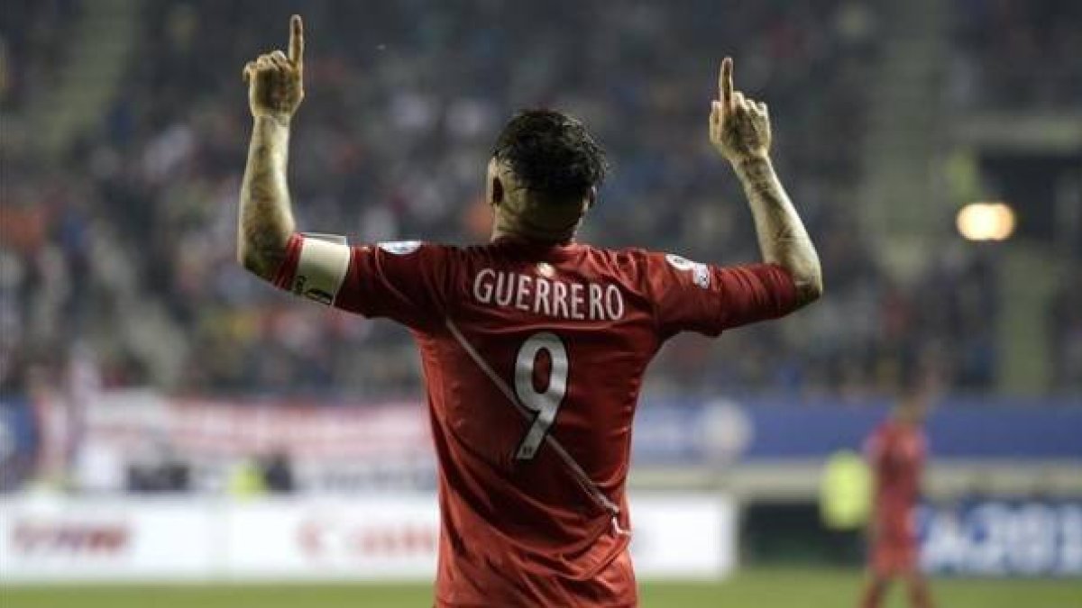 Paolo Guerrero celebra uno de sus tres goles a Bolivia con los que Perú pasó a semifinales de la Copa América.-Foto: AFP / JUAN MABROMATA