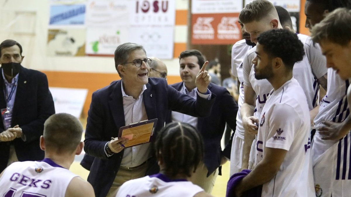 Roberto González da instrucciones a sus jugadores en el choque ante Juaristi. / LOF