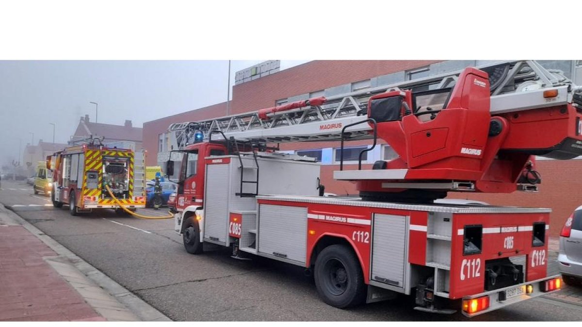 Actuación de los bomberos durante el incendio de la residencia en Laguna de Duero. - BOMBEROS VALLADOLID