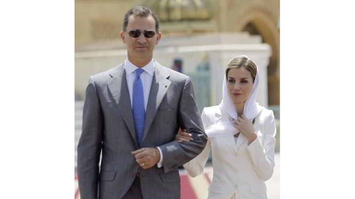Felipe VI y Letizia, a su llegada al Mausoleo de Mohamed VI en Rabat, este martes.-ZIPI (EFE)