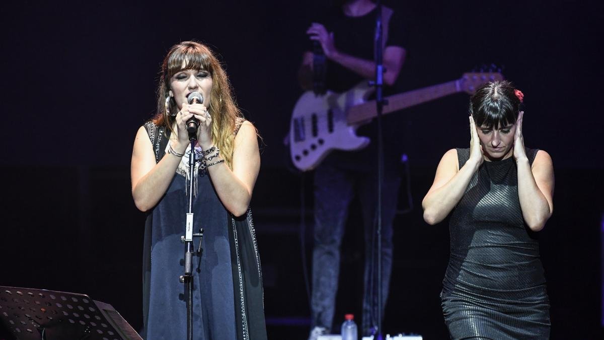 Concierto de la cantautora y compositora manchega Rozalén acompañada por Beatriz Romero, intérprete de lengua de signos, en el Starlite Marbella.-EL MUNDO