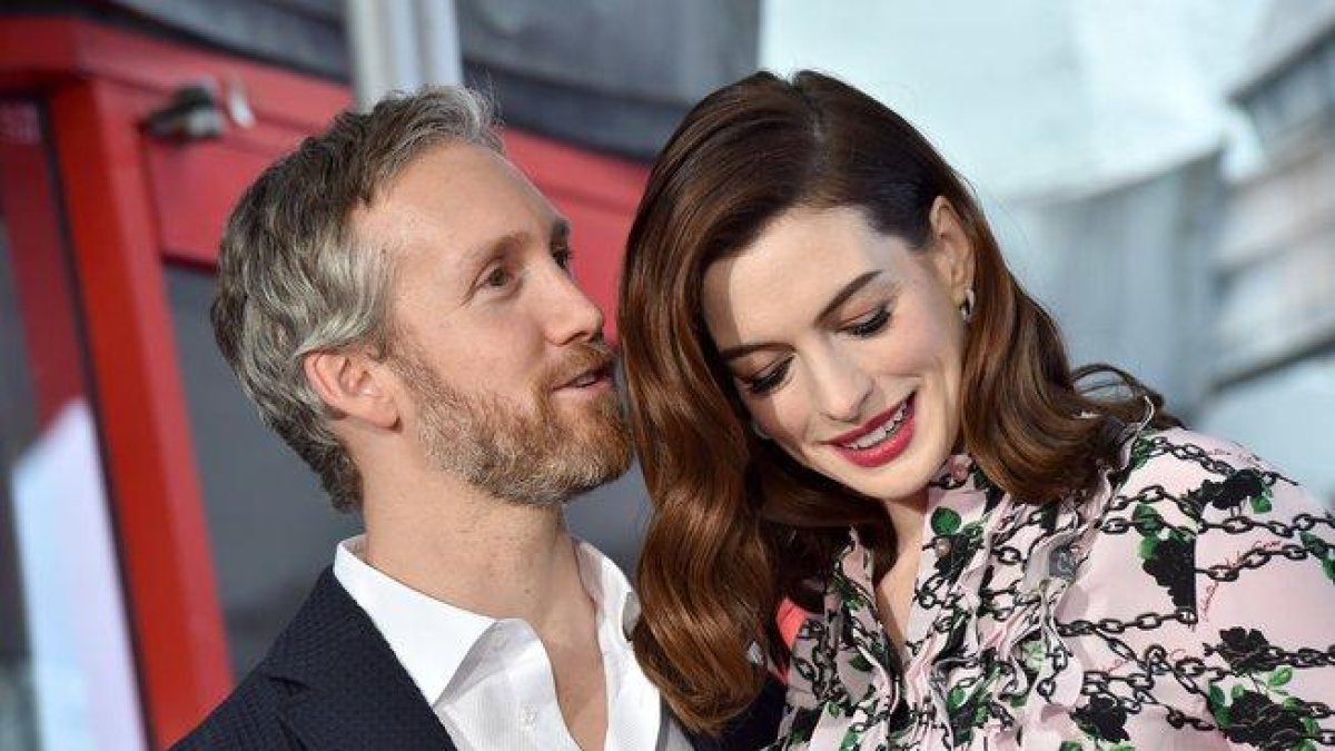 La actriz estadounidense Anne Hathaway posa con su esposo, el actor Adam Shulman.-FILMMAGIC