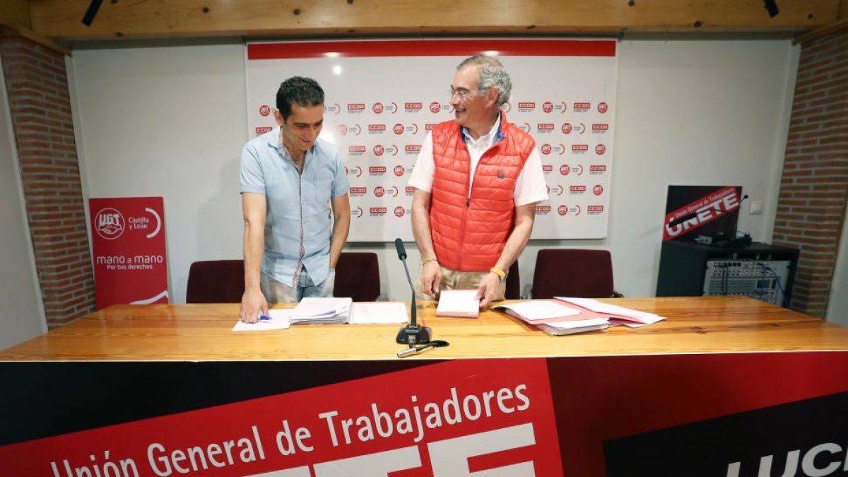 El vicesecretario general de UGT en la Comunidad, Evelio Angulo; y el secretario de Acción Sindical de CCOO en Castilla y León, Vicente Andrés, exponen el posiconamiento sindical en el proceso de Lauki.-ICAL