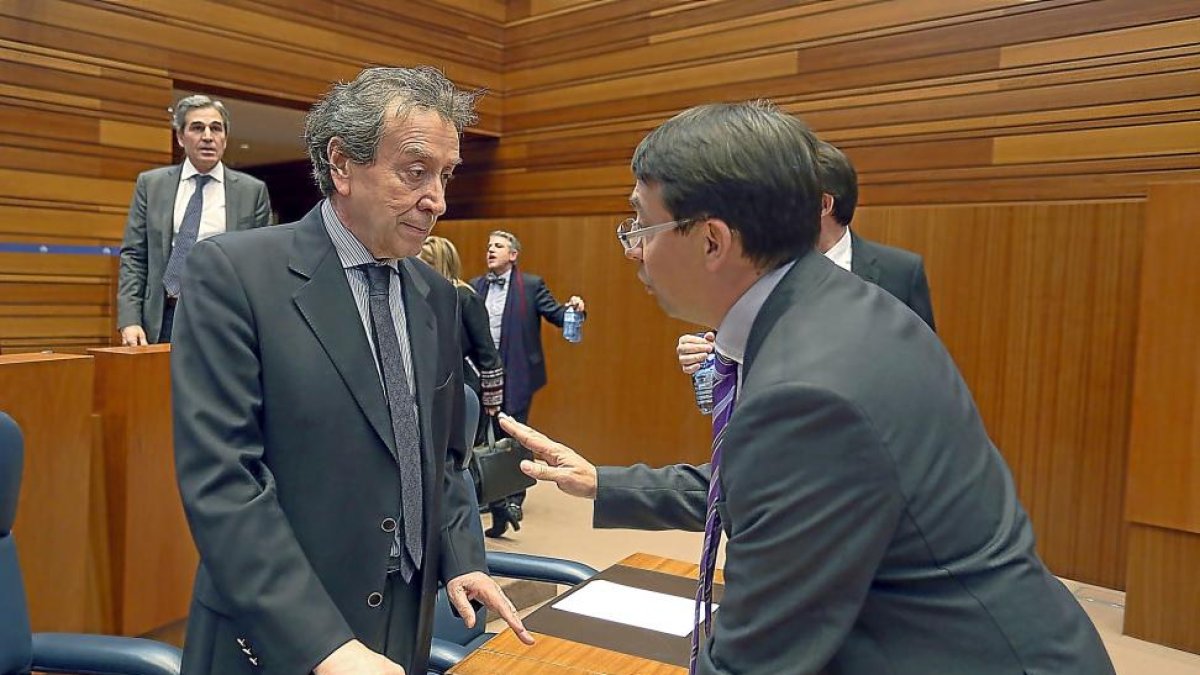 De Santiago-Juaréz y Fernando Pablos. antes de empezar el Pleno-ICAL