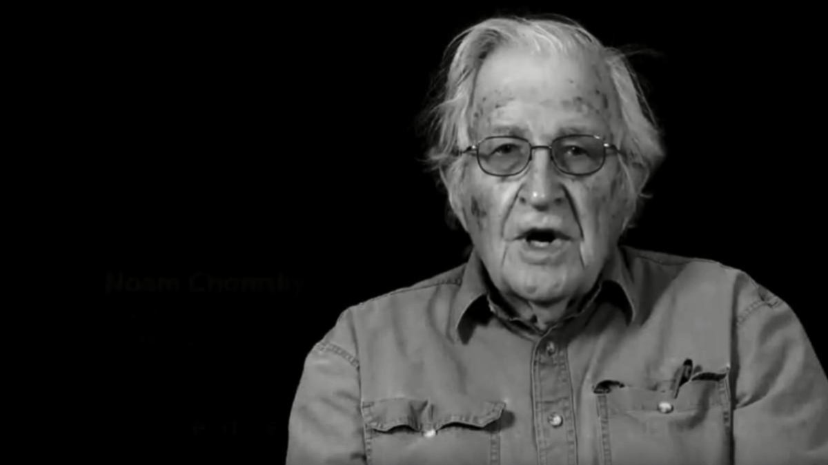 Noam Chomsky, en un fotograma del vídeo. /-PERIODICO