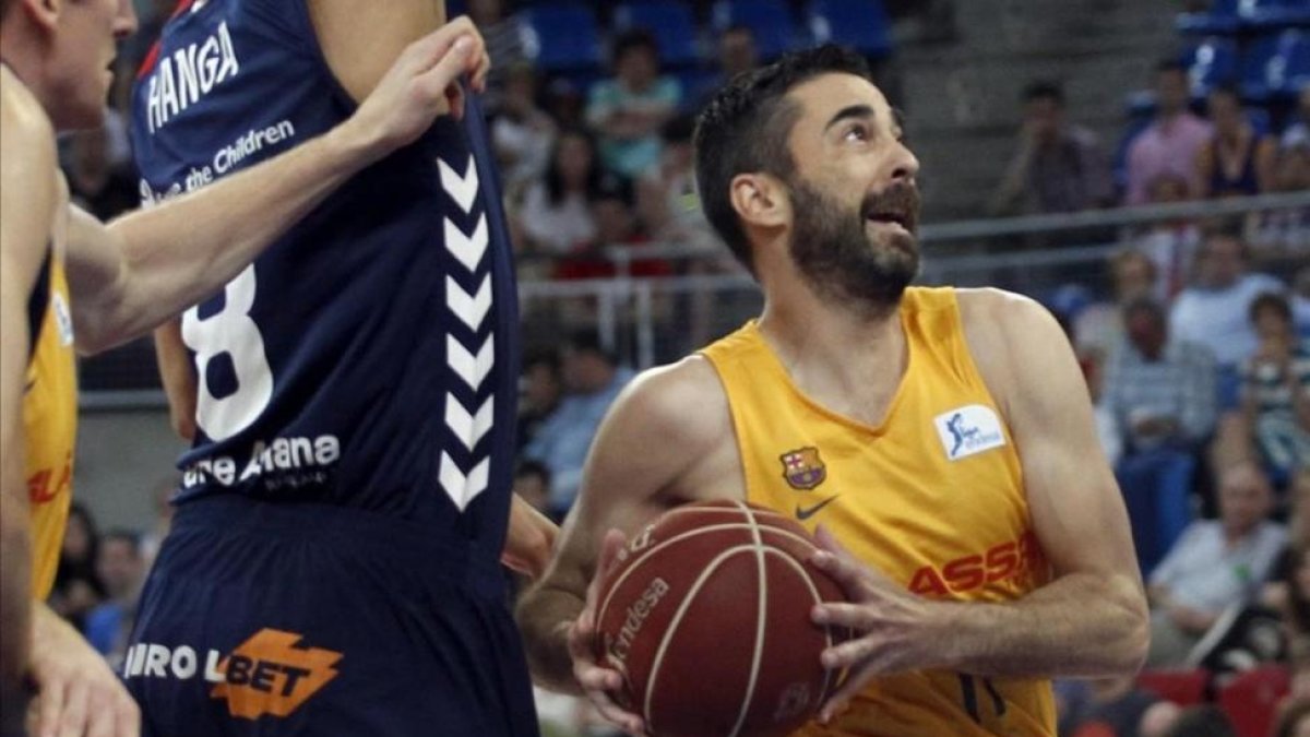 Navarro culmina una entrada en Vitoria, en el tercer partido de la semifinal-David Aguilar / EFE